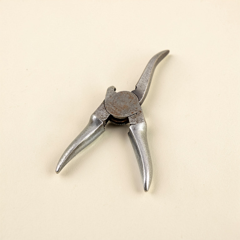 Weatherproof Pruning Snip